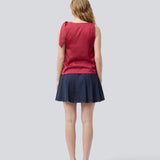 Kort nederdel med læg og mellemhøj talje i mørkeblå. Peggiemd skirt har en usynlig lynlås i siden. Modellen er 175 cm og har en str S/36 på.