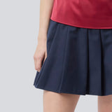 Kort nederdel med læg og mellemhøj talje i mørkeblå. Peggiemd skirt har en usynlig lynlås i siden. Modellen er 175 cm og har en str S/36 på.