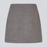 Kort nederdel i uldblanding. Pektinmd skirt har linning og en usynlig lynlås i siden. Josefine vogt er 165 cm høj og har en str. small på. Modellen er 175 cm og har en str. s/36 på.