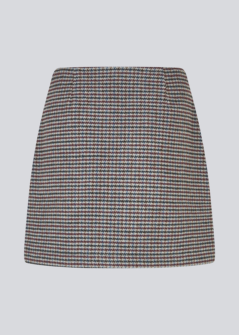 Kort nederdel i uldblanding. Pektinmd skirt har linning og en usynlig lynlås i siden. Josefine vogt er 165 cm høj og har en str. small på. Modellen er 175 cm og har en str. s/36 på.