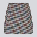 Kort nederdel i uldblanding. Pektinmd skirt har linning og en usynlig lynlås i siden. Josefine vogt er 165 cm høj og har en str. small på. Modellen er 175 cm og har en str. s/36 på.