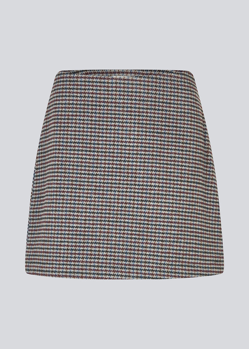 Kort nederdel i uldblanding. Pektinmd skirt har linning og en usynlig lynlås i siden. Josefine vogt er 165 cm høj og har en str. small på. Modellen er 175 cm og har en str. s/36 på.