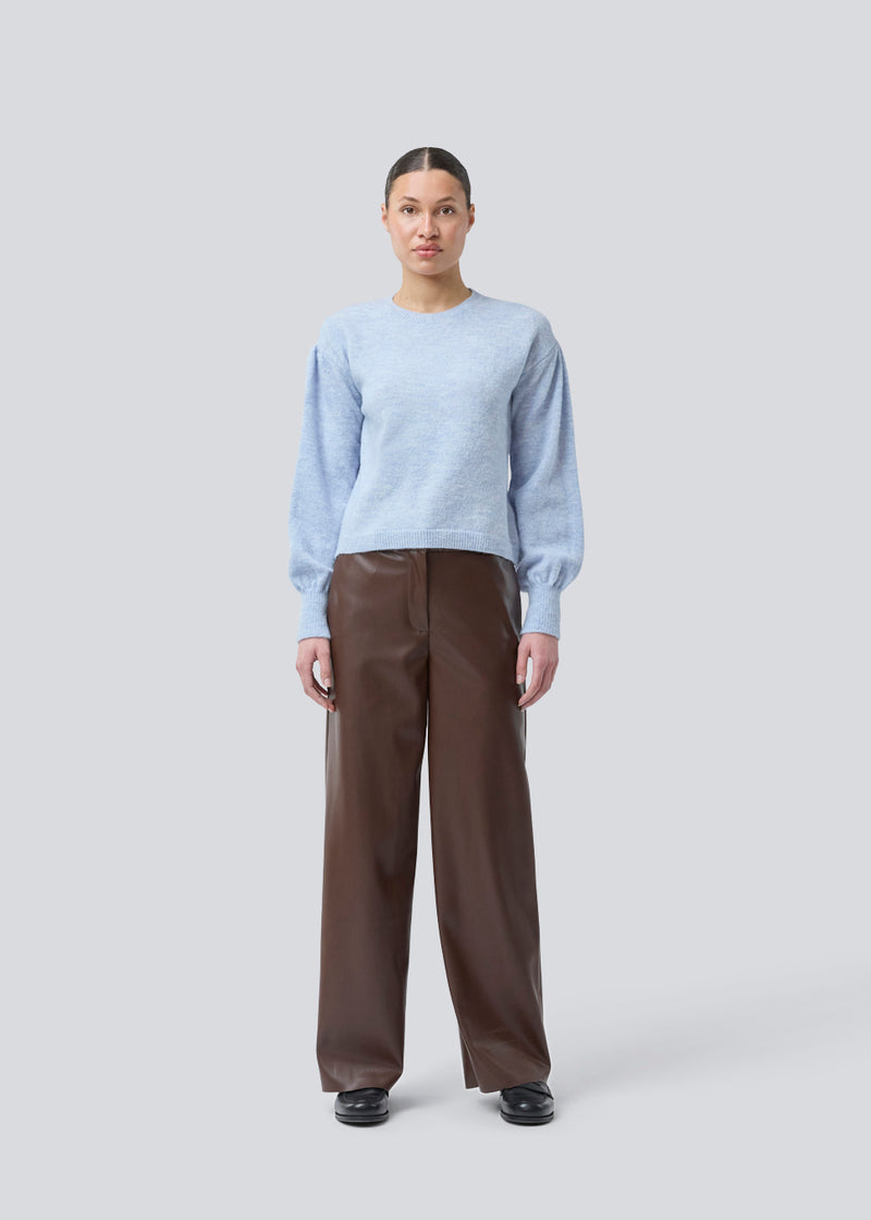 Løse bukser i 100% PU. Pellemd pants har en høj talje med elastik og sidelommer. Modellen er 175 cm og har en str. s/36 på.