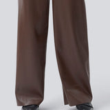 Løse bukser i 100% PU. Pellemd pants har en høj talje med elastik og sidelommer. Modellen er 175 cm og har en str. s/36 på.