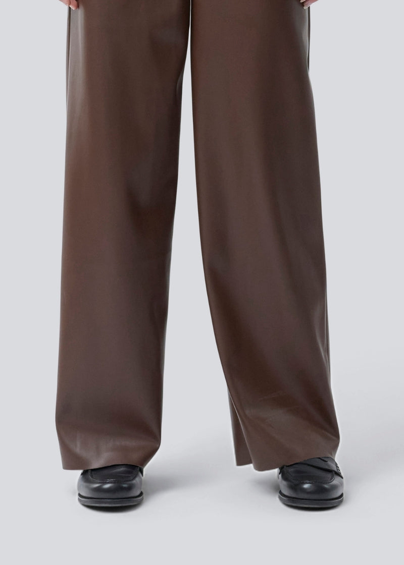 Løse bukser i 100% PU. Pellemd pants har en høj talje med elastik og sidelommer. Modellen er 175 cm og har en str. s/36 på.