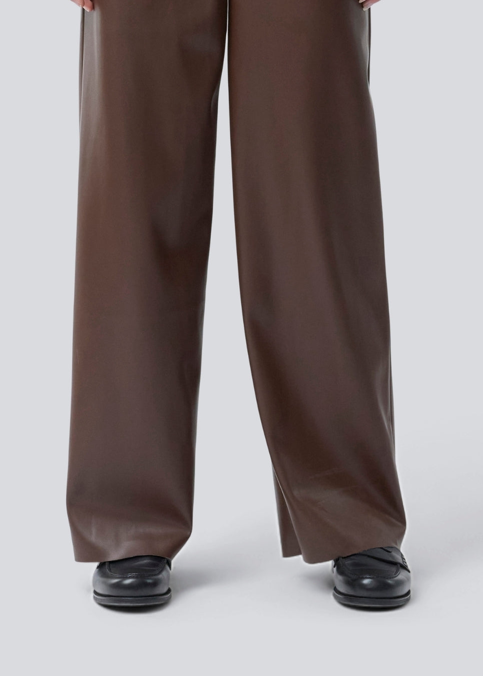 Løse bukser i 100% PU. Pellemd pants har en høj talje med elastik og sidelommer. Modellen er 175 cm og har en str. s/36 på.
