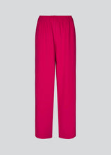 Bukser i pink i et simpelt design med brede ben. Perry pants har skrålommer i siden og en elastisk talje for et behageligt fit. Indersøm (S/36): 81 cm Bukserne forlænges med 0,5 cm for hver størrelse. Modellen er 173 cm og har en størrelse S/36 på