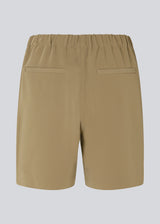 Shorts i farven Dune i et simpelt design med brede ben. PerryMD shorts har skrålommer i siden og en elastisk talje for et behageligt fit. Modellen er 173 cm og har en størrelse S/36 på