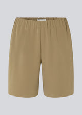 Shorts i farven Dune i et simpelt design med brede ben. PerryMD shorts har skrålommer i siden og en elastisk talje for et behageligt fit. Modellen er 173 cm og har en størrelse S/36 på