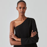 One shoulder top i sort med langt ærme i let, vævet kvalitet. PerryMD top har en løs pasform. Modellen er 175 cm og har en størrelse S/36 på. Indersøm (S/36): 81 cm Bukserne forlænges med 0,5 cm for hver størrelse. Modellen er 173 cm og har en størrelse S/36 på