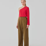 One shoulder top i pink med langt ærme i let, vævet kvalitet. PerryMD top har en løs pasform. Modellen er 175 cm og har en størrelse S/36 på. Indersøm (S/36): 81 cm Bukserne forlænges med 0,5 cm for hver størrelse. Modellen er 173 cm og har en størrelse S/36 på