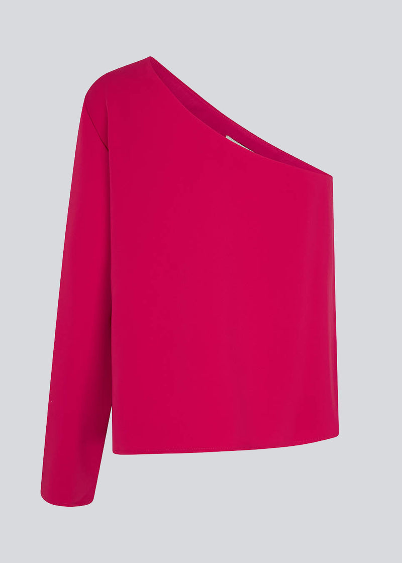 One shoulder top i pink med langt ærme i let, vævet kvalitet. PerryMD top har en løs pasform. Modellen er 175 cm og har en størrelse S/36 på. Indersøm (S/36): 81 cm Bukserne forlænges med 0,5 cm for hver størrelse. Modellen er 173 cm og har en størrelse S/36 på