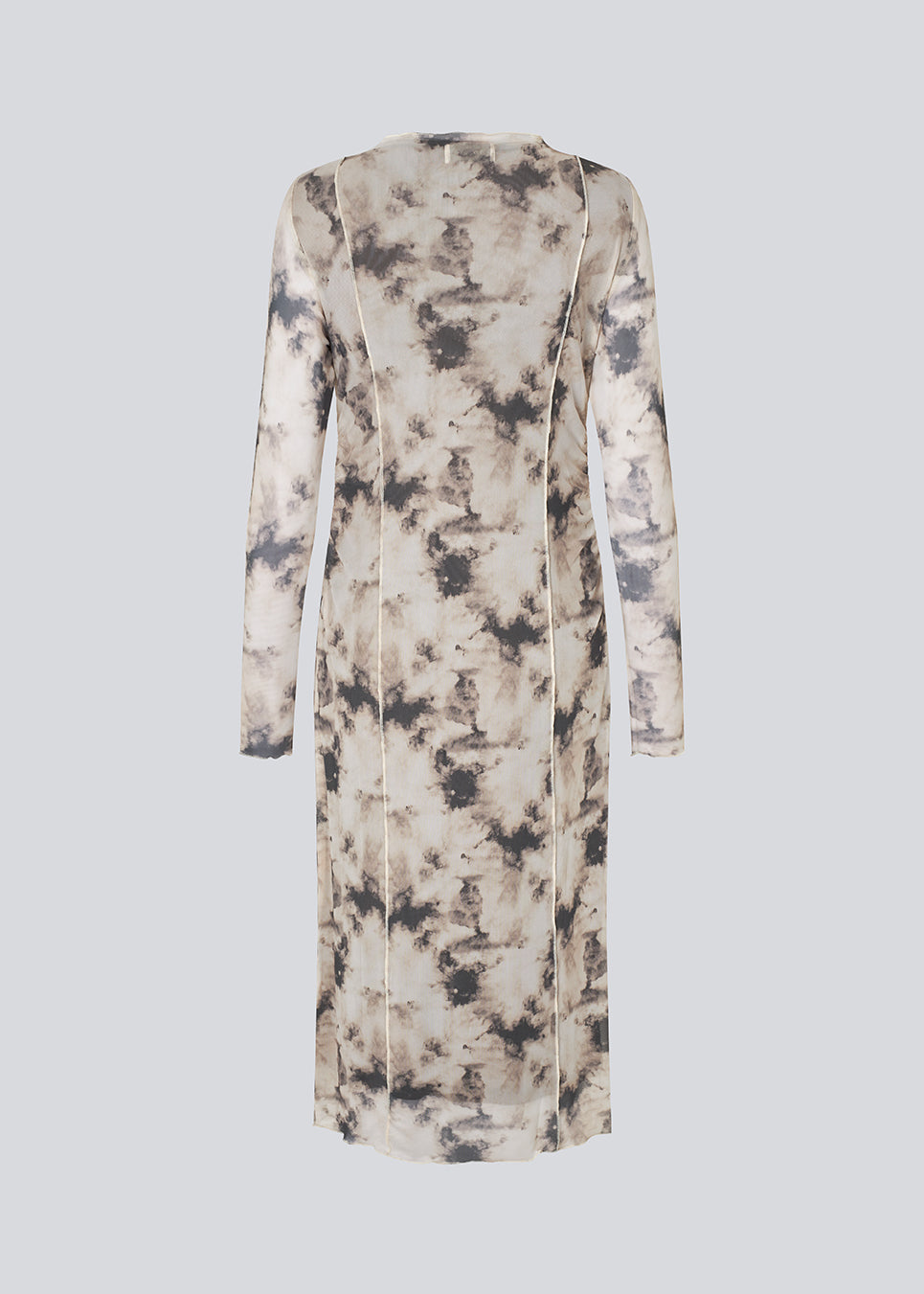 Maxi kjole med lange ærmer i et let transparant materiale. Petrinamd print dress er figursyet og har en rynkedetalje i siden.&nbsp;
