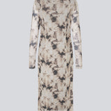 Maxi kjole med lange ærmer i et let transparant materiale. Petrinamd print dress er figursyet og har en rynkedetalje i siden.&nbsp;
