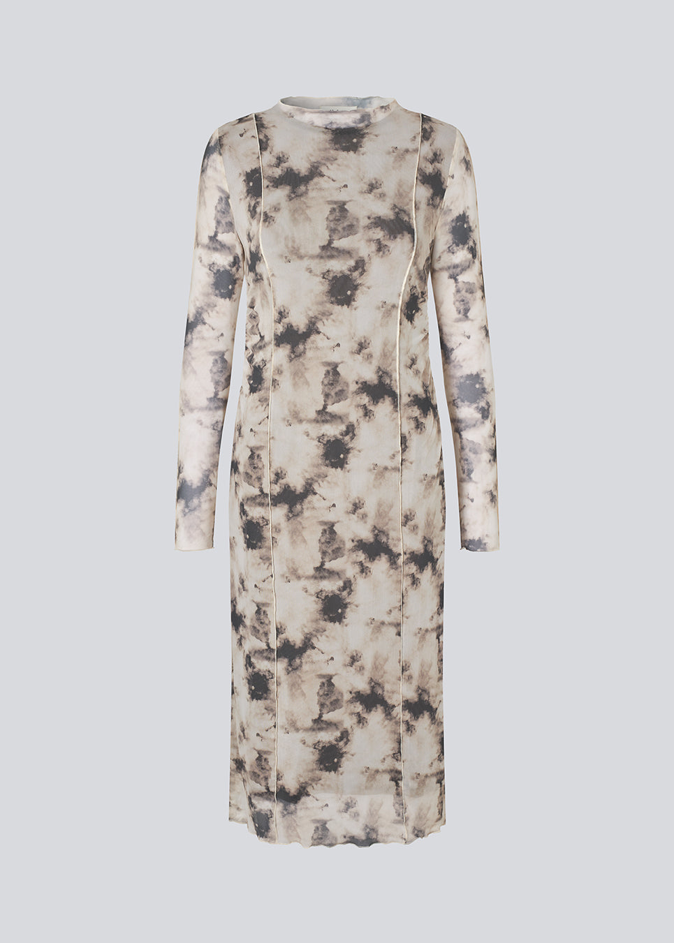Maxi kjole med lange ærmer i et let transparant materiale. Petrinamd print dress er figursyet og har en rynkedetalje i siden.&nbsp;
