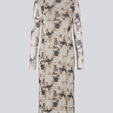 Maxi kjole med lange ærmer i et let transparant materiale. Petrinamd print dress er figursyet og har en rynkedetalje i siden.&nbsp;

