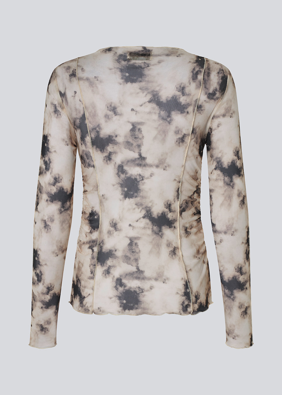 Top med lange ærmer i et let transparant materiale. Petrinamd print top er figursyet og har en rynkedetalje i siden. Modellen er 175 cm og har en str. S/36 på.