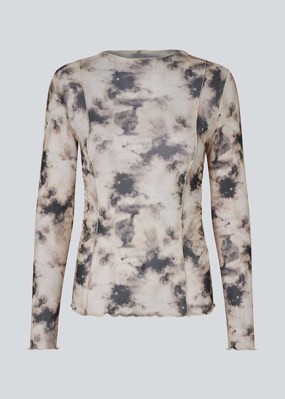 Top med lange ærmer i et let transparant materiale. Petrinamd print top er figursyet og har en rynkedetalje i siden. Modellen er 175 cm og har en str. S/36 på.