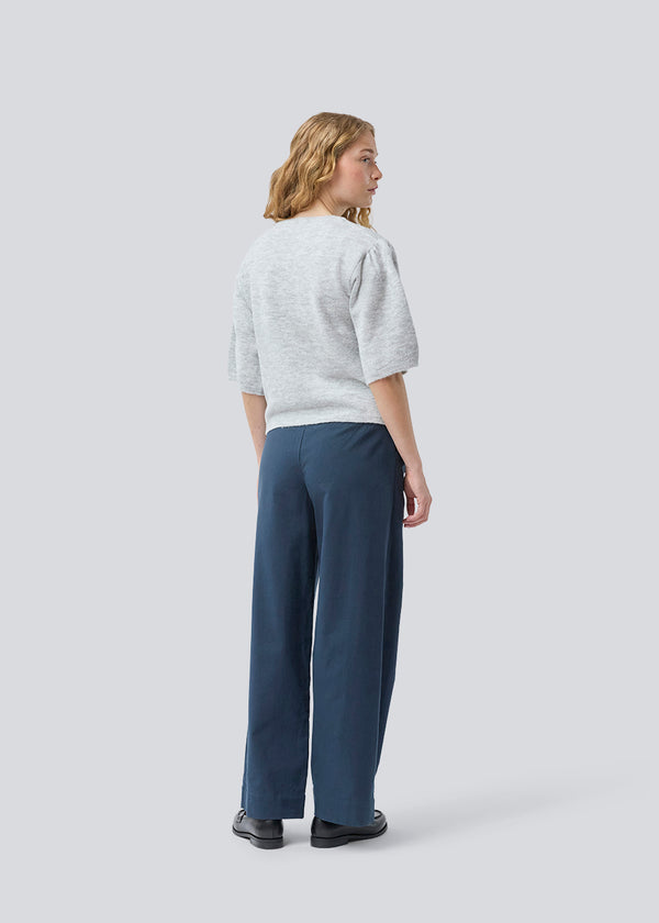 Blød strik med korte pufærmer. Petronellamd SS o-neck har en rund hals og ribkant. Modellen er 175 cm og har en str. S/36 på.