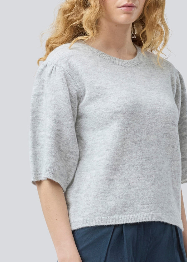 Blød strik med korte pufærmer. Petronellamd SS o-neck har en rund hals og ribkant. Modellen er 175 cm og har en str. S/36 på.