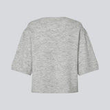 Blød strik med korte pufærmer. Petronellamd SS o-neck har en rund hals og ribkant. Modellen er 175 cm og har en str. S/36 på.