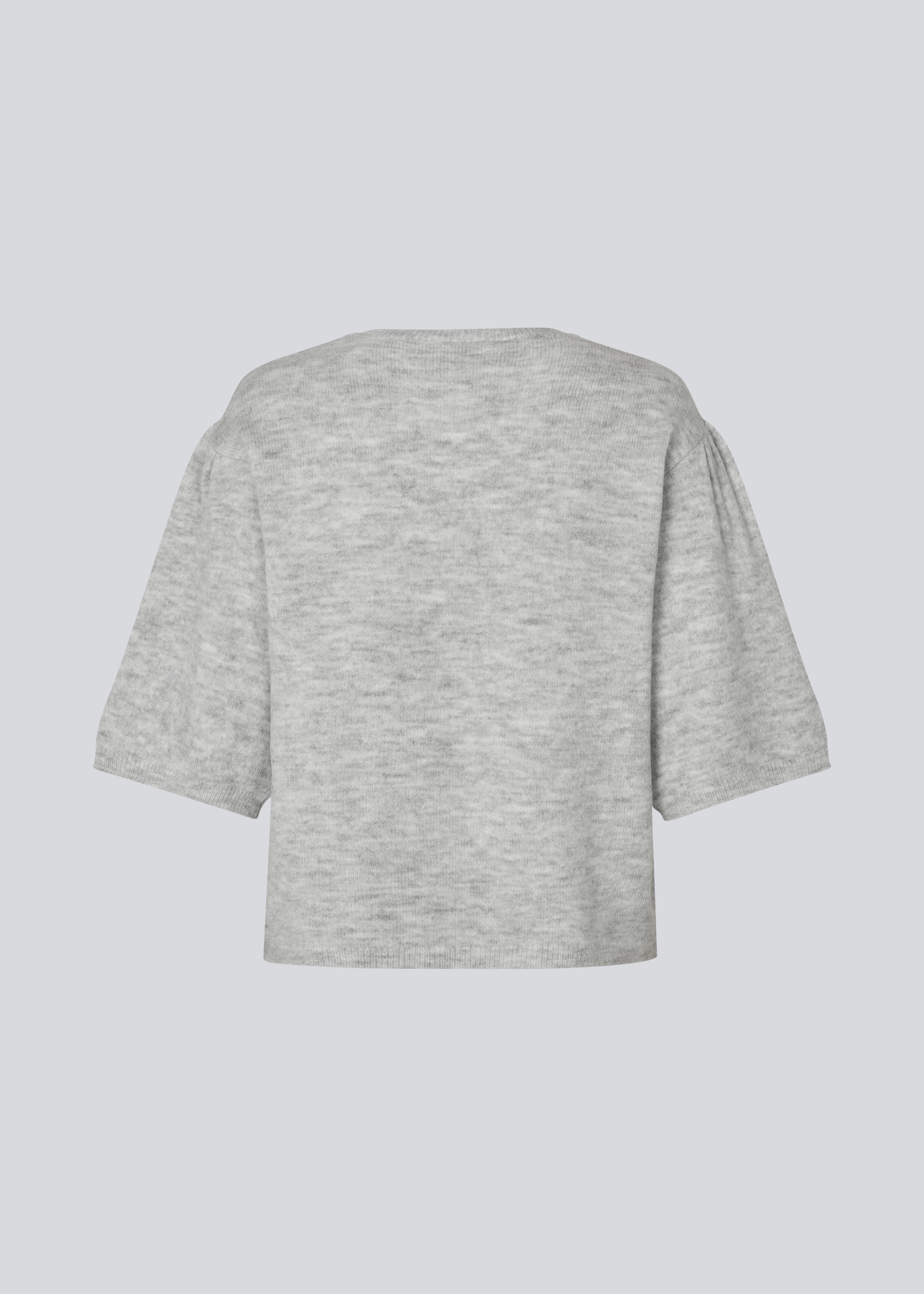 Blød strik med korte pufærmer. Petronellamd SS o-neck har en rund hals og ribkant. Modellen er 175 cm og har en str. S/36 på.