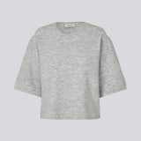 Blød strik med korte pufærmer. Petronellamd SS o-neck har en rund hals og ribkant. Modellen er 175 cm og har en str. S/36 på.
