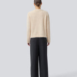 Blød strik i genanvendt polyester. Philipmd o-neck har lange ærmer og en rund hals. Modellen er 175 cm og har en str. s/36 på.