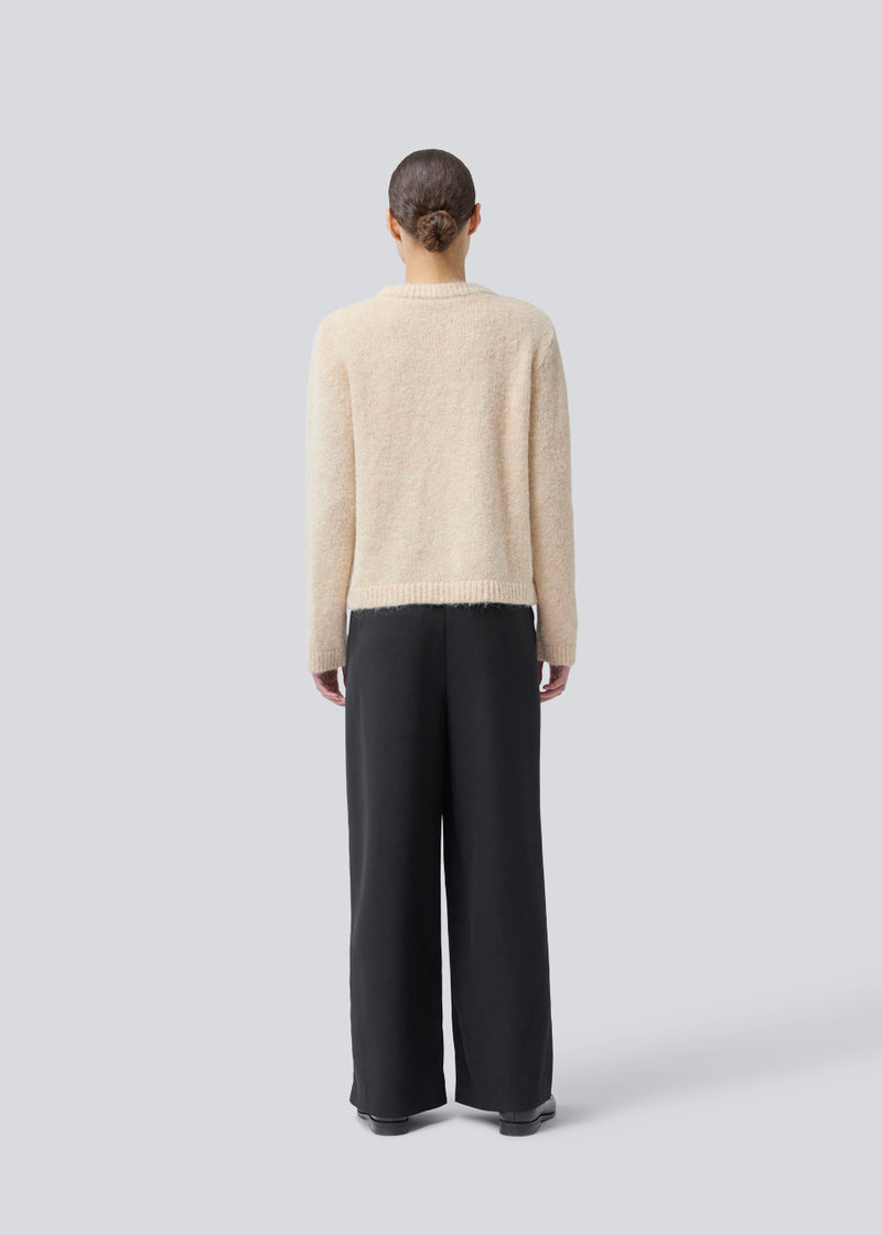 Blød strik i genanvendt polyester. Philipmd o-neck har lange ærmer og en rund hals. Modellen er 175 cm og har en str. s/36 på.