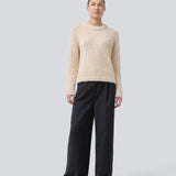 Blød strik i genanvendt polyester. Philipmd o-neck har lange ærmer og en rund hals. Modellen er 175 cm og har en str. s/36 på.