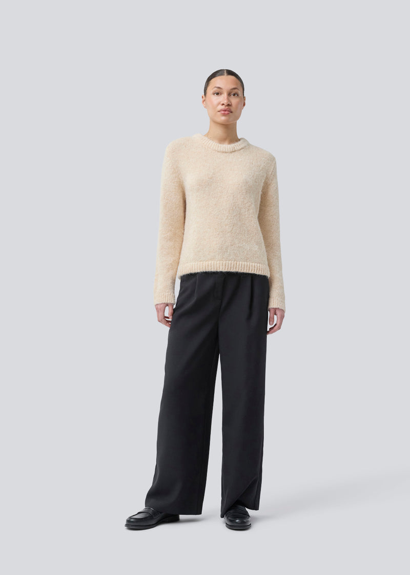 Blød strik i genanvendt polyester. Philipmd o-neck har lange ærmer og en rund hals. Modellen er 175 cm og har en str. s/36 på.