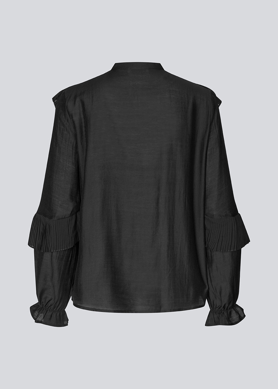 Sort Langærmet bluse med flæsedetaljer og en åbning fortil. Phungmd shirt i har en løs pasform og løse ærmer med elastik.