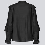 Sort Langærmet bluse med flæsedetaljer og en åbning fortil. Phungmd shirt i har en løs pasform og løse ærmer med elastik.