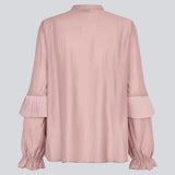 Langærmet bluse i farven "Fragrant Lilac" med flæsedetaljer og en åbning fortil. Phungmd shirt har en løs pasform og løse ærmer med elastik.&nbsp;