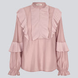 Langærmet bluse i farven "Fragrant Lilac" med flæsedetaljer og en åbning fortil. Phungmd shirt har en løs pasform og løse ærmer med elastik.&nbsp;