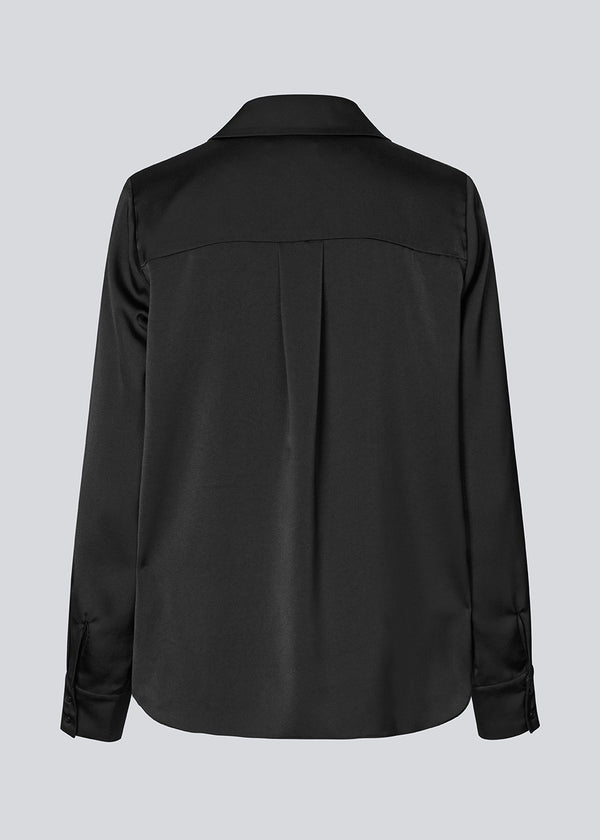 Sort klassisk skjorte med knappelukning fortil i satin. Pietromd shirt har en løs pasform og skjorte krave.&nbsp;