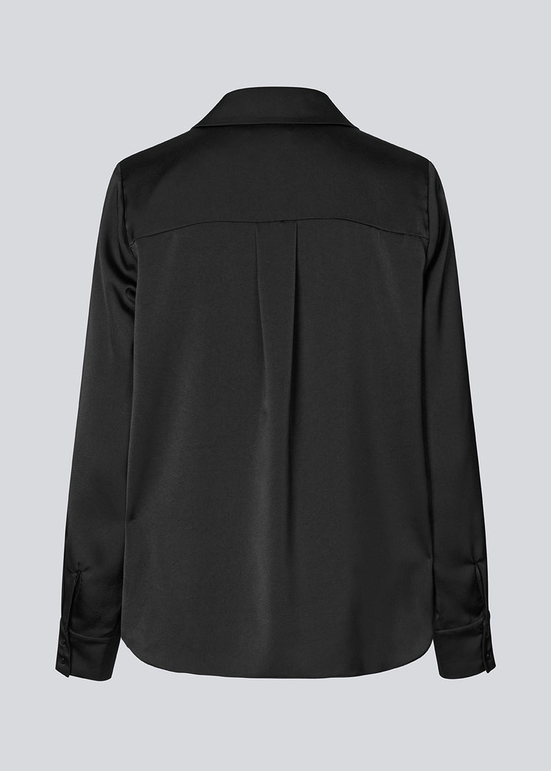 Sort klassisk skjorte med knappelukning fortil i satin. Pietromd shirt har en løs pasform og skjorte krave.&nbsp;