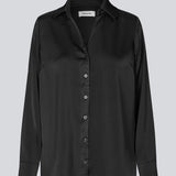 Sort klassisk skjorte med knappelukning fortil i satin. Pietromd shirt har en løs pasform og skjorte krave.&nbsp;