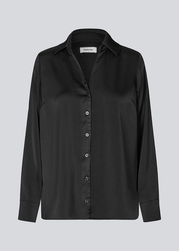 Sort klassisk skjorte med knappelukning fortil i satin. Pietromd shirt har en løs pasform og skjorte krave.&nbsp;