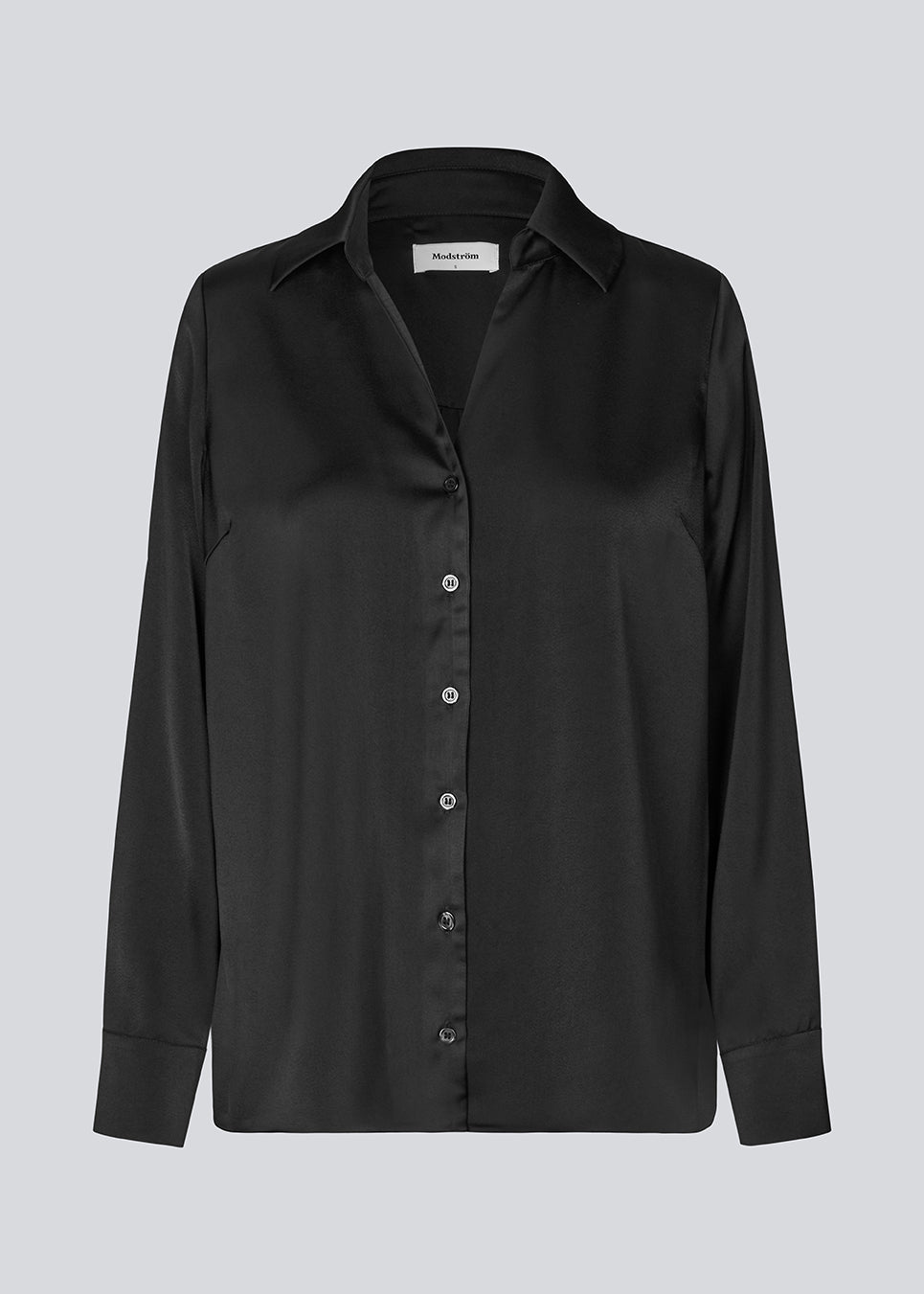 Sort klassisk skjorte med knappelukning fortil i satin. Pietromd shirt har en løs pasform og skjorte krave.&nbsp;