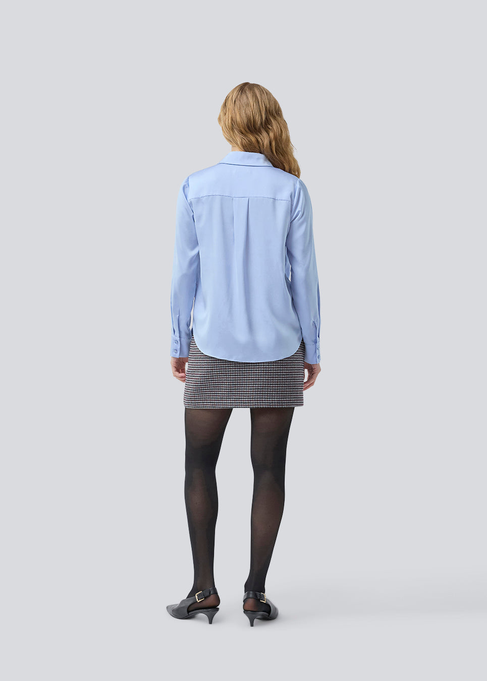Klassisk skjorte med knappelukning fortil i satin. Pietromd shirt har en løs pasform og skjorte krave. Modellen er 175 cm og har en str S/36 på.
