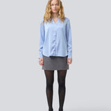 Klassisk skjorte med knappelukning fortil i satin. Pietromd shirt har en løs pasform og skjorte krave. Modellen er 175 cm og har en str S/36 på.
