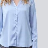 Klassisk skjorte med knappelukning fortil i satin. Pietromd shirt har en løs pasform og skjorte krave. Modellen er 175 cm og har en str S/36 på.

