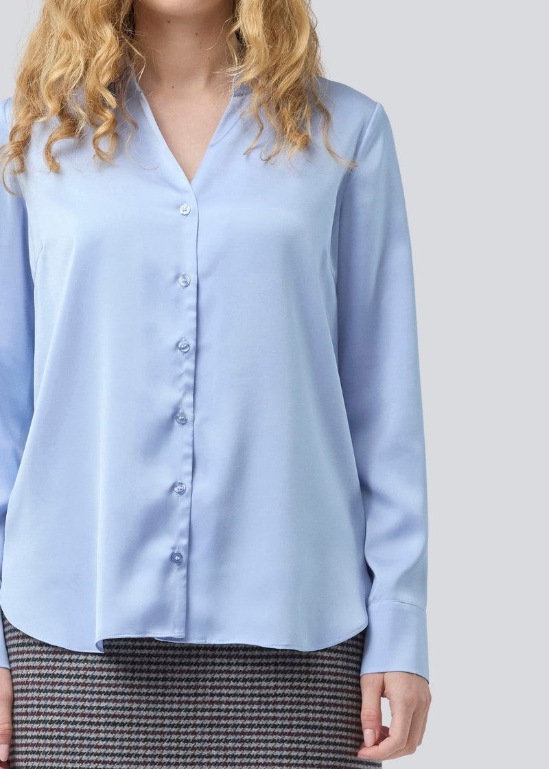 Klassisk skjorte med knappelukning fortil i satin. Pietromd shirt har en løs pasform og skjorte krave. Modellen er 175 cm og har en str S/36 på.
