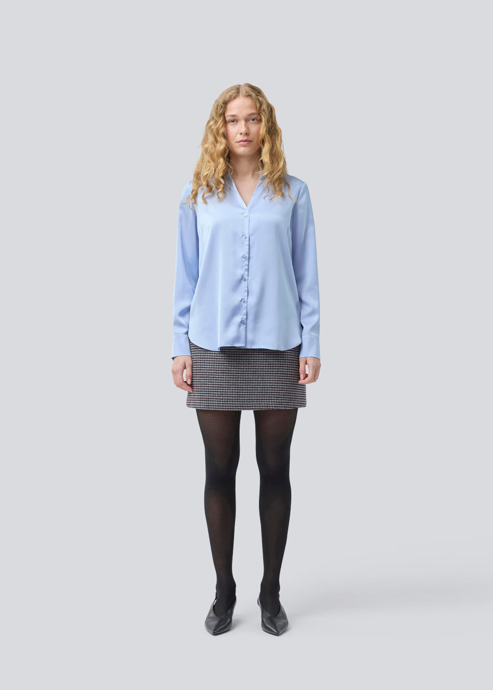 Klassisk skjorte med knappelukning fortil i satin. Pietromd shirt har en løs pasform og skjorte krave. Modellen er 175 cm og har en str S/36 på.
