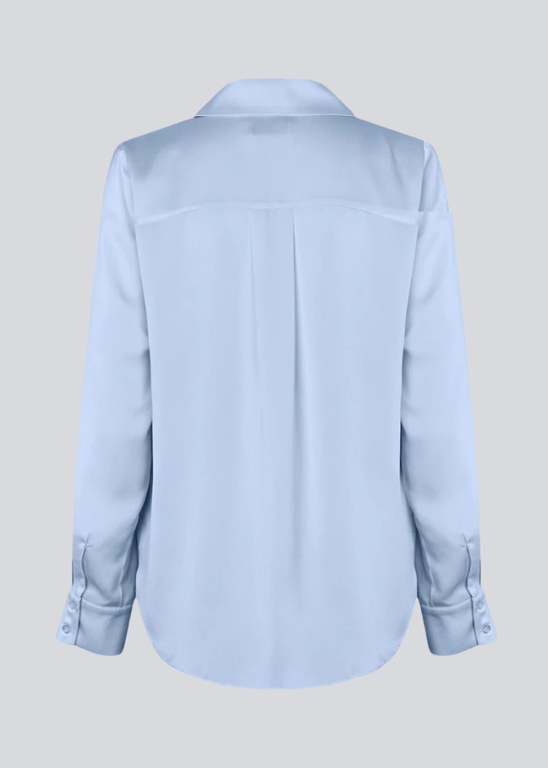 Klassisk skjorte med knappelukning fortil i satin. Pietromd shirt har en løs pasform og skjorte krave. Modellen er 175 cm og har en str S/36 på.
