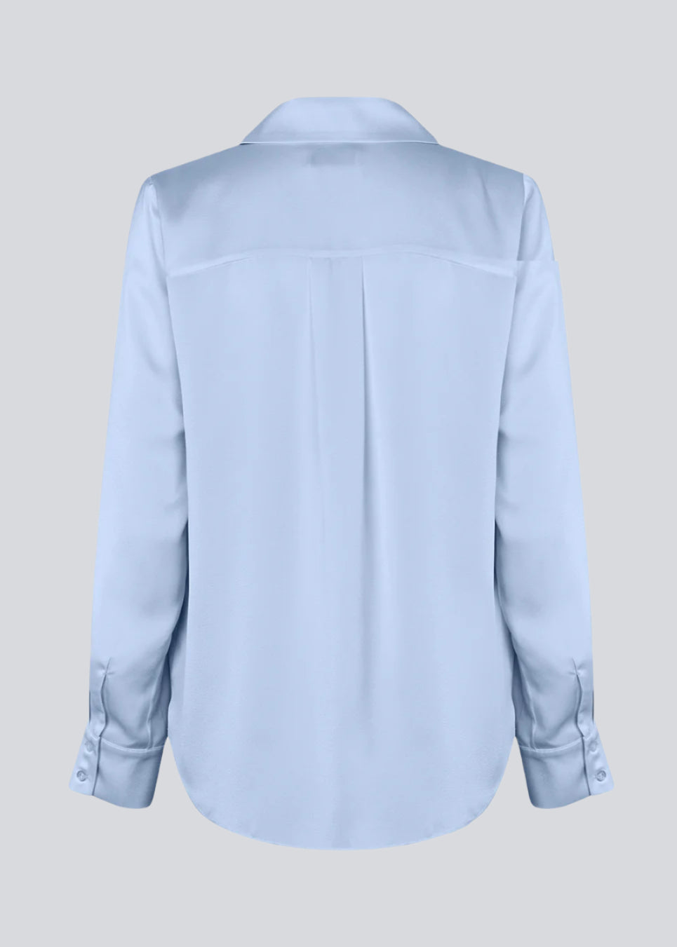Klassisk skjorte med knappelukning fortil i satin. Pietromd shirt har en løs pasform og skjorte krave. Modellen er 175 cm og har en str S/36 på.
