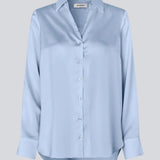 Klassisk skjorte med knappelukning fortil i satin. Pietromd shirt har en løs pasform og skjorte krave. Modellen er 175 cm og har en str S/36 på.
