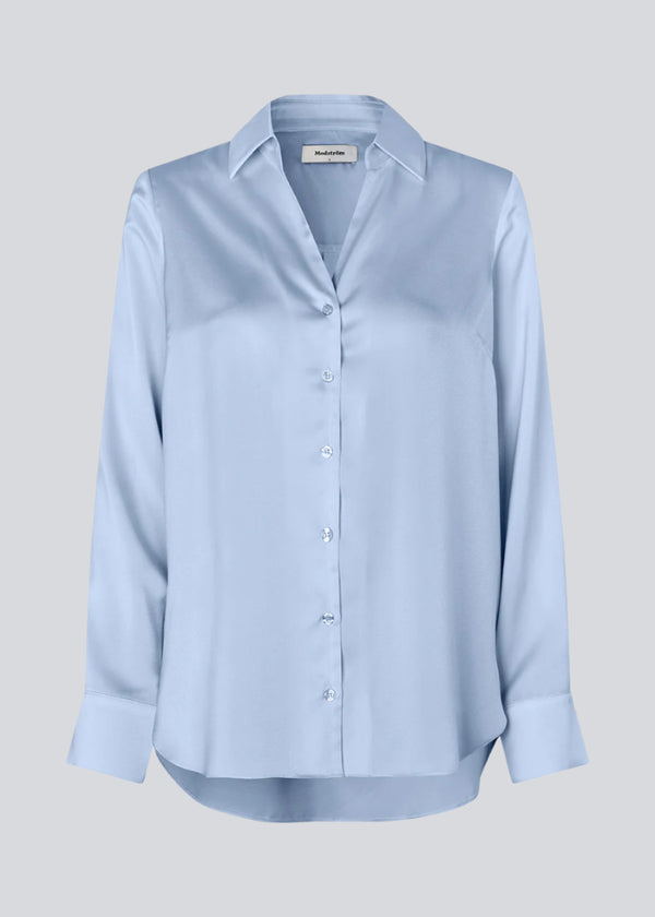 Klassisk skjorte med knappelukning fortil i satin. Pietromd shirt har en løs pasform og skjorte krave. Modellen er 175 cm og har en str S/36 på.
