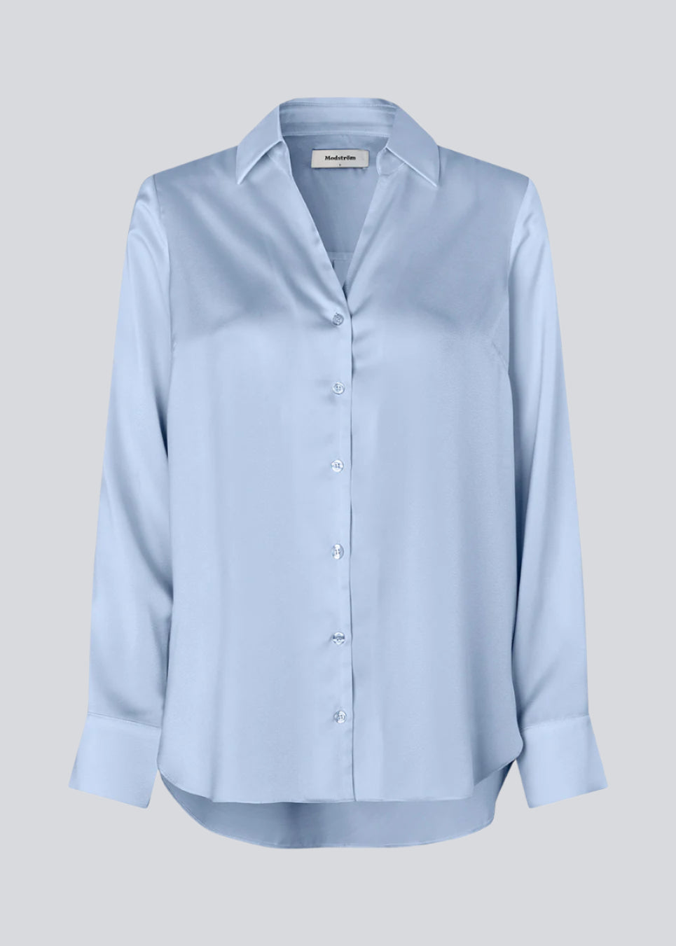 Klassisk skjorte med knappelukning fortil i satin. Pietromd shirt har en løs pasform og skjorte krave. Modellen er 175 cm og har en str S/36 på.
